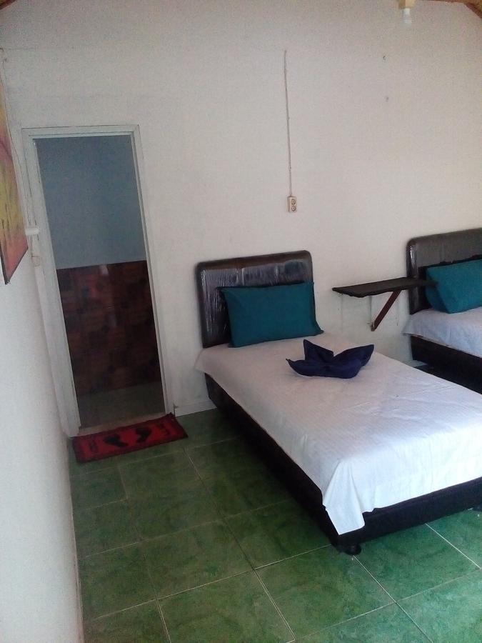 Izaac'S Bed & Breakfast Lovina Exterior foto